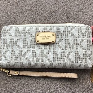 Michael Kors Jet Set Large Zip Around Wristlet